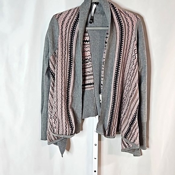Kensie Women's Sweater Size Medium Fair Isle Shark Bite Hem Pink Gray Cardigan - Picture 3 of 7